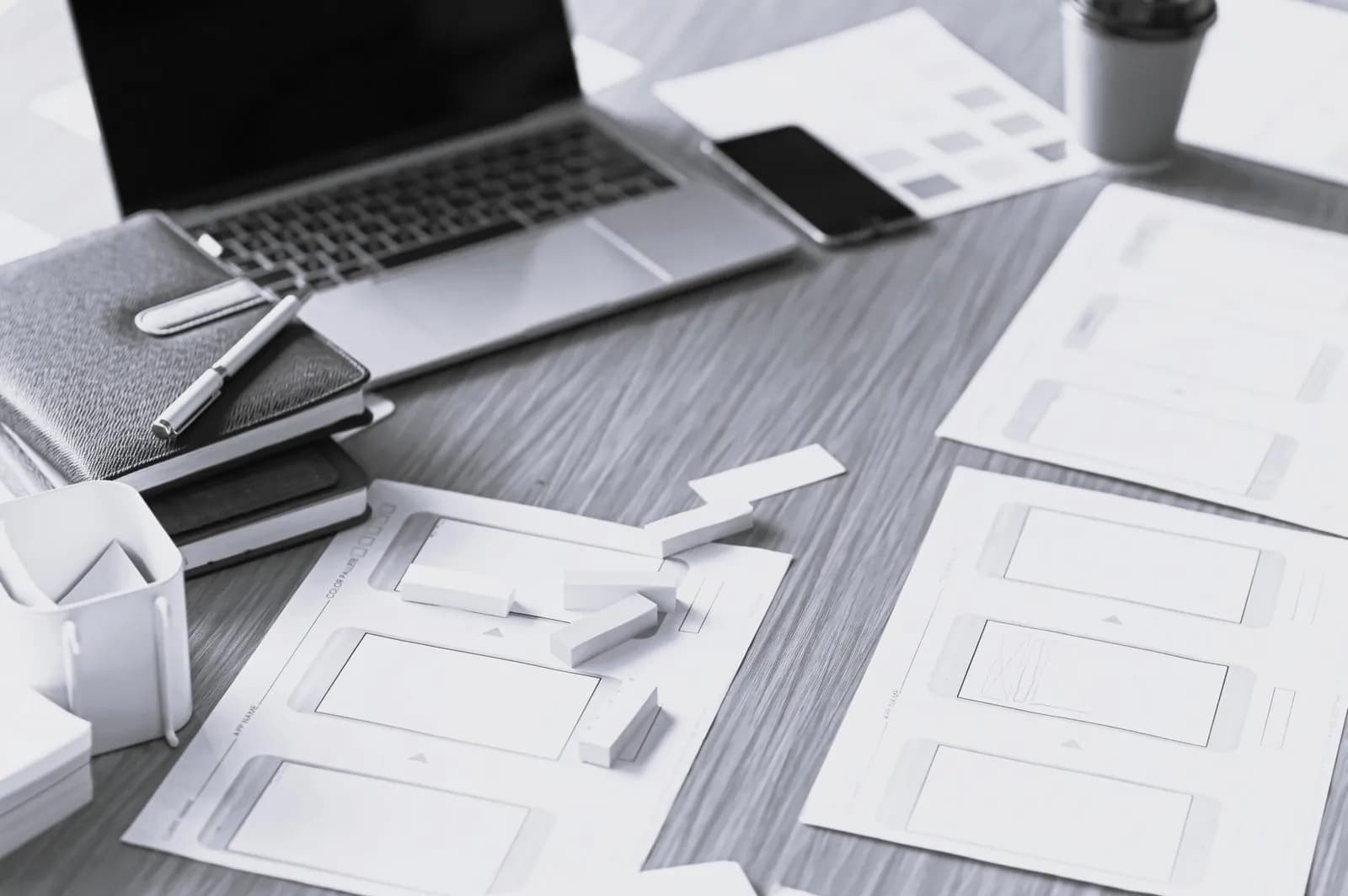 Escritorio de diseñador con herramientas de trabajo del equipo de ViperTech