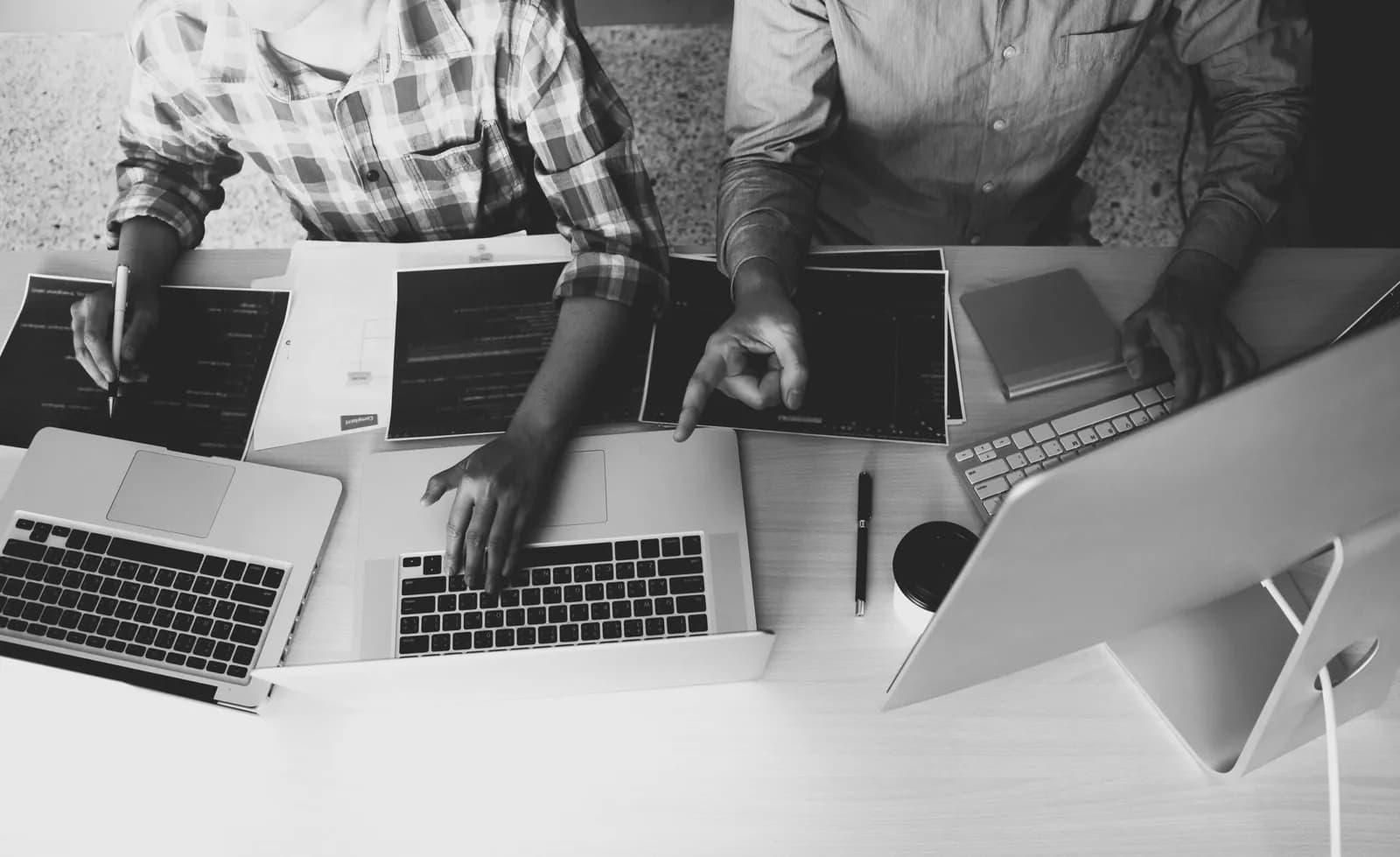 Equipo de ViperTech trabajando en el diseño de un sitio web